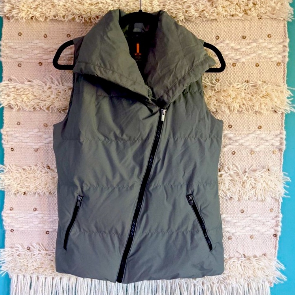 Lucy size Small Diagonal zipper puffer vest. EUC!